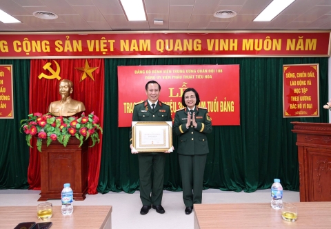  Đại tá, PGS.TS.BS Nguyễn Anh Tuấn vinh dự nhận Huy hiệu 40 năm tuổi Đảng